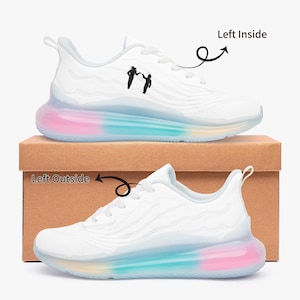 Könnte beinhalten: Weiße Sportschuhe mit einem wellenförmigen Muster und einer farbverlaufenden Sohle in Rosa-, Blau- und Gelbtönen. Die Schuhe haben eine kleine schwarze Grafik von zwei Figuren. Die Schuhe werden auf einem braunen Karton präsentiert.