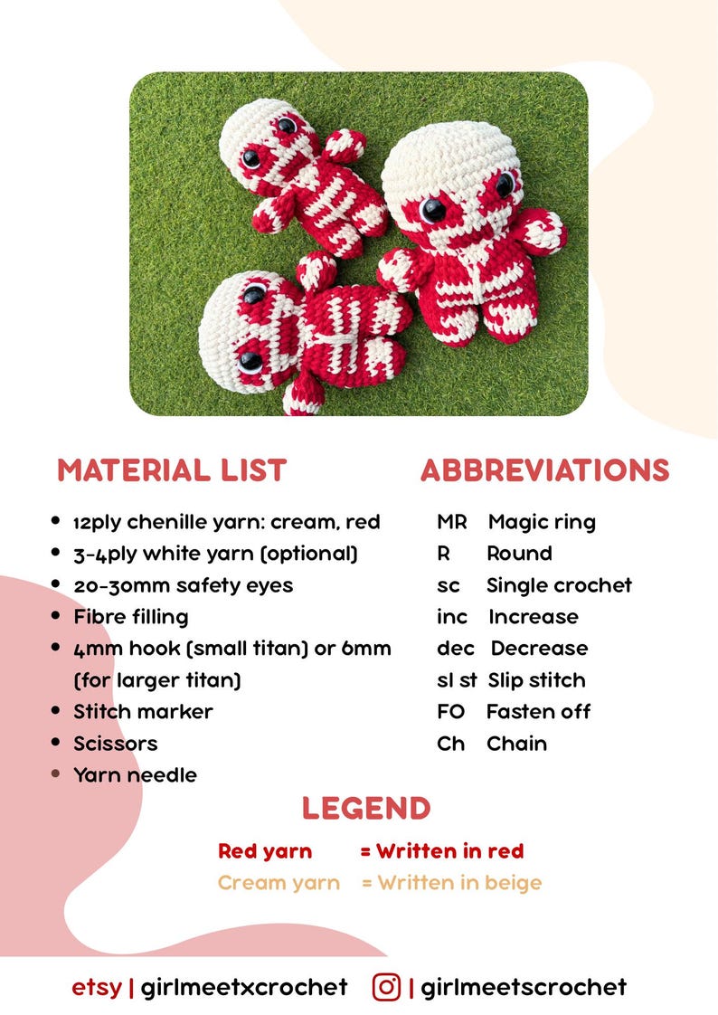 Puede incluir: Tres mu&ntilde;ecos de ganchillo hechos a mano en rojo y crema, tumbados sobre c&eacute;sped verde. Los mu&ntilde;ecos tienen grandes ojos negros y est&aacute;n hechos con un patr&oacute;n de rayas. La imagen tambi&eacute;n incluye una lista de materiales y abreviaturas para el ganchillo.