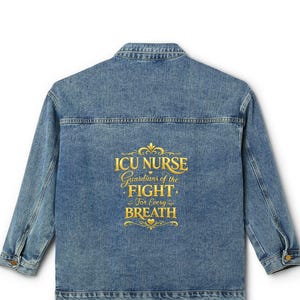 Jeansjacke „Intensivpflege-Wächterinnen – Hüterinnen des Kampfes um jeden Atemzug“ | Rückendruck mit Krankenschwester-Typografie