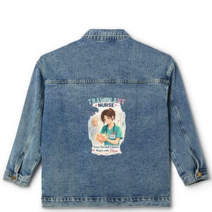 Jeansjacke mit Illustration einer Transplantationskrankenschwester | Grafikdruck mit Krankenschwestermotiv auf dem Rücken