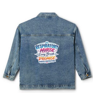 Jeansjacke für Atemtherapeuten | Grafik-Oberbekleidung mit dem Aufdruck „Jeder Atemzug verspricht“