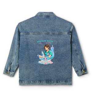 Illustration einer Krankenschwester für Gefäßzugänge auf Jeansjacke | Grafikjacke für medizinische Pflegekräfte