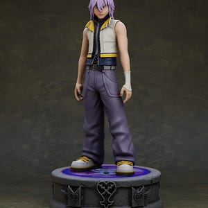 Può includere: Statuetta di un personaggio con capelli lavanda, che indossa un gilet bianco con finiture gialle, una camicia nera e pantaloni viola. La figura è su un piedistallo rotondo grigio con simboli a forma di cuore e un disegno viola.