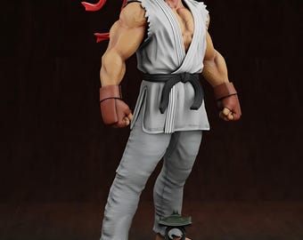 Puede incluir: Figura detallada de un personaje musculoso con un gi blanco con cinturón negro y diadema roja. La figura tiene guantes marrones y está de pie sobre una base de piedra con una pequeña linterna. El fondo es marrón oscuro.