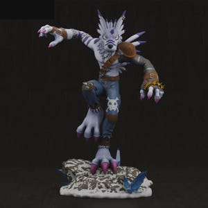 Op de afbeelding: Gedetailleerd beeldje van een wolfachtig wezen in een dynamische pose. De figuur is voornamelijk lichtblauw met paarse accenten, draagt een blauwe jeans met schedelpatches. Het heeft bruine lederen accenten en roze klauwen, staand op een getextureerde basis.