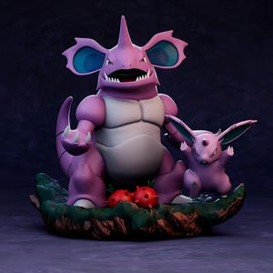 Puede incluir: Figura detallada de una criatura púrpura con grandes orejas y un cuerno, junto a una versión más pequeña de la misma criatura. Las figuras están sobre una base verde y marrón con bayas rojas y puntiagudas. El fondo es morado oscuro texturizado.