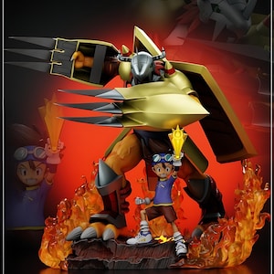 以下が含まれることがあります： 大きな金色の鎧姿と小さな人間の姿をした、Digimonキャラクターの精巧なフィギュア。炎の背景に配置され、土台から炎が立ち上っています。小さなフィギュアは金色のオブジェクトを持っています。