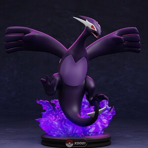 Puede incluir: Una figura de color púrpura oscuro de una criatura con forma de dragón con las alas extendidas, posada sobre una base con un efecto de llama púrpura. La figura tiene detalles en blanco y ojos rojos. La base tiene el texto "XD0001".