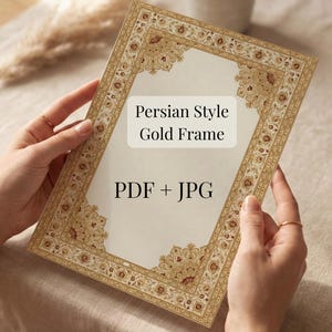 Può includere: Una cornice rettangolare dorata in stile persiano, tenuta in mano. La cornice ha un interno color crema con il testo "Persian Style Gold Frame" e "PDF + JPG". Il bordo della cornice presenta intricati motivi floreali.