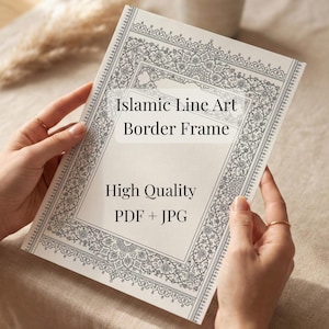 Op de afbeelding: Een wit rechthoekig vel papier met een zwarte, gedetailleerde islamitische lijnkunst-rand. De tekst op het papier luidt: Islamic Line Art Border Frame, High Quality, PDF + JPG. Het ontwerp bestaat uit verfijnde florale en geometrische patronen.