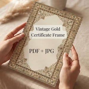 Peut inclure: Un cadre de certificat doré vintage avec des bordures ornées. Le cadre a un intérieur crème et présente le texte "Vintage Gold Certificate Frame" et "PDF + JPG".
