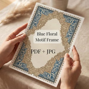 Op de afbeelding: Een rechthoekige kaart met een blauw bloemenmotief frame en de tekst "Blue Floral Motif Frame" en "PDF + JPG". Het frame heeft een beige achtergrond met blauwe en gouden bloemmotieven. De kaart wordt door handen vastgehouden.