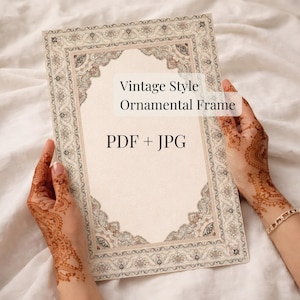 Op de afbeelding: Een rechthoekige, ornamentale lijst in vintage stijl met een beige achtergrond en sierlijke rand. De lijst heeft de tekst "Vintage Style Ornamental Frame" en "PDF + JPG" erop gedrukt. De lijst wordt vastgehouden door handen met henna tatoeages.
