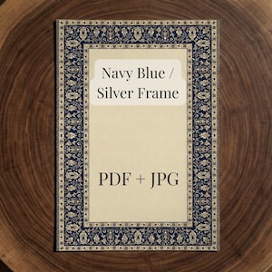 Può includere: Una cornice rettangolare con un design blu navy e argento. La cornice ha un interno color crema con il testo "Navy Blue / Silver Frame" e "PDF + JPG". La cornice è su uno sfondo di legno.