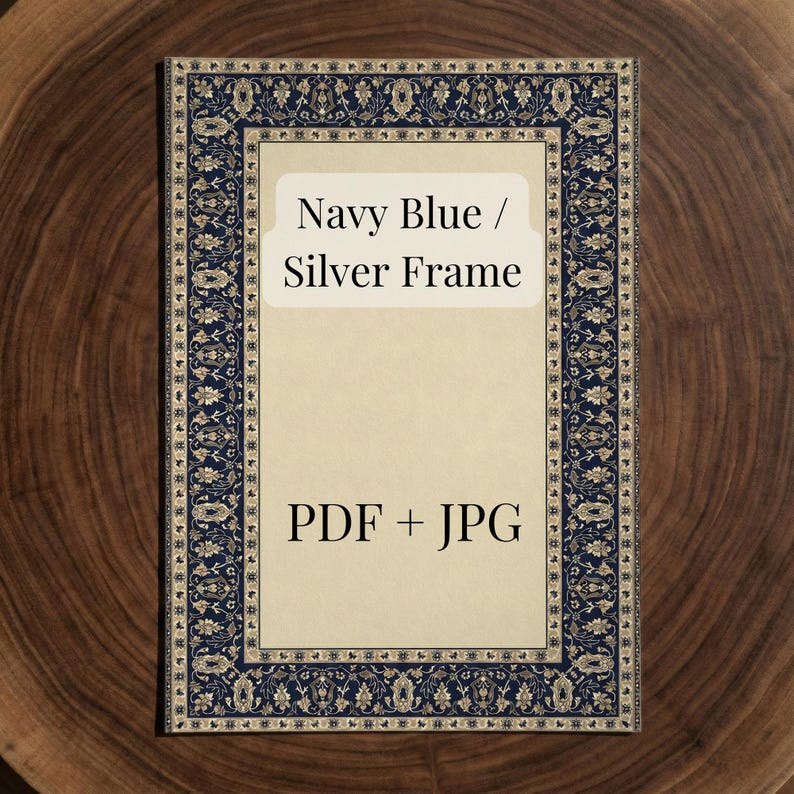 Puede incluir: Un marco rectangular con un dise&ntilde;o azul marino y plateado. El marco tiene un interior color crema con el texto "Navy Blue / Silver Frame" y "PDF + JPG". El marco est&aacute; sobre un fondo de madera.