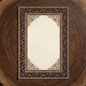 Pode incluir: Um tapete de ora&ccedil;&atilde;o ornamentado com um centro creme e uma borda detalhada. A borda apresenta um fundo azul escuro com padr&otilde;es florais em tons de castanho, bege e dourado. O tapete tem um topo arqueado e est&aacute; sobre uma superf&iacute;cie de madeira.