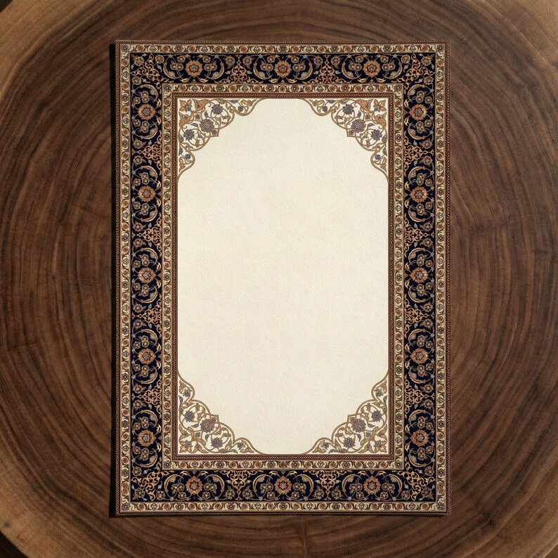 Pode incluir: Um tapete de ora&ccedil;&atilde;o ornamentado com um centro creme e uma borda detalhada. A borda apresenta um fundo azul escuro com padr&otilde;es florais em tons de castanho, bege e dourado. O tapete tem um topo arqueado e est&aacute; sobre uma superf&iacute;cie de madeira.