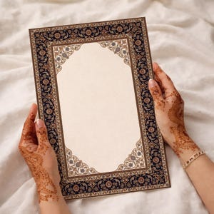 Pode incluir: Um cart&atilde;o retangular creme com uma borda ornamentada em padr&otilde;es florais azul marinho, marrom e dourado. O cart&atilde;o tem um design central em arco. O cart&atilde;o &eacute; segurado por m&atilde;os com tatuagens de henna.