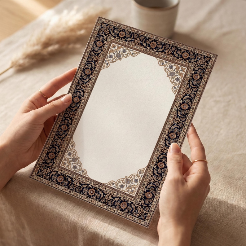 Pode incluir: Um cart&atilde;o retangular com uma borda ornamentada com um interior creme. A borda &eacute; uma combina&ccedil;&atilde;o de padr&otilde;es florais azul escuro, marrom e dourado. O cart&atilde;o &eacute; segurado por duas m&atilde;os.