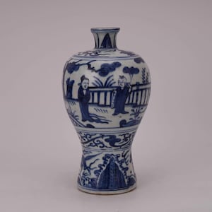 Könnte beinhalten: Eine blau-weiße Porzellanvase mit schmalem Hals und ausgestelltem Fuß. Die Vase zeigt eine detaillierte Szene von Figuren in einer Landschaft mit komplizierten Mustern und Designs. Die Farbpalette ist hauptsächlich blau und weiß.