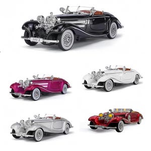 Könnte beinhalten: Eine Sammlung von fünf Oldtimer-Modellautos in Schwarz, Magenta, Weiß, Silber und Rot. Jedes Fahrzeug verfügt über eine lange Motorhaube, Chromakzente, Speichenräder mit Weißwandreifen und ein Nummernschild mit der Aufschrift 500 K.