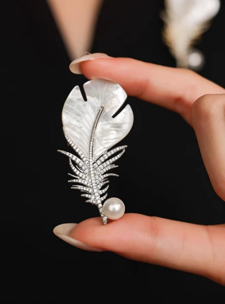 Schiaparelli brooch - Etsy 日本