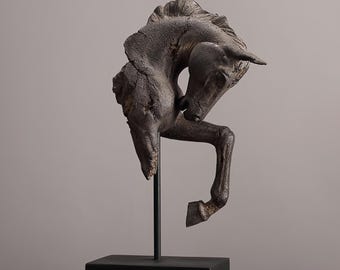 Antique war horse head resin statue - a symbol of power and fighting spirit