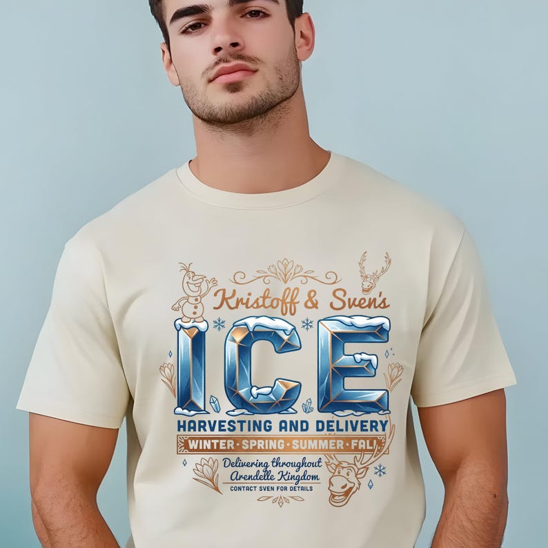 Puede incluir: Una camiseta de manga corta color crema con un estampado gr&aacute;fico que dice Kristoff & Sven's ICE HARVESTING AND DELIVERY. El dise&ntilde;o incluye ilustraciones de un mu&ntilde;eco de nieve, renos y copos de nieve con el texto WINTER SPRING SUMMER FALL.