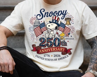 Camiseta del 250 aniversario de Snoopy USA, camiseta patriótica 1776-2026, top del 4 de julio de Woodstock, gráfico del Día de la Independencia, bandera estadounidense vintage