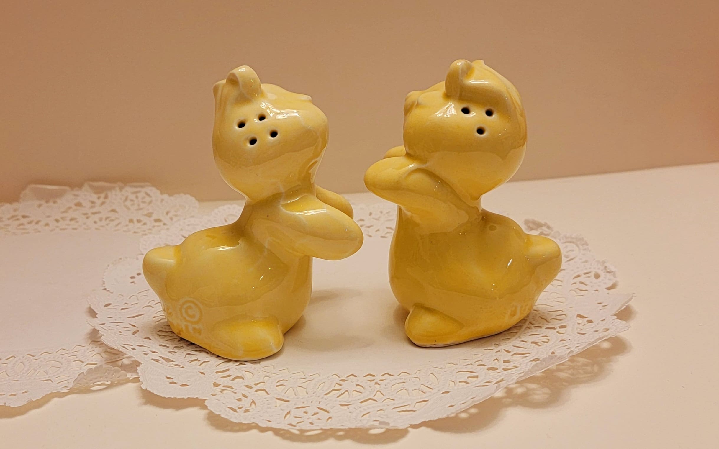Vintage VAN TELLINGEN Bunny Hugs Rabbit Salt & Pepper