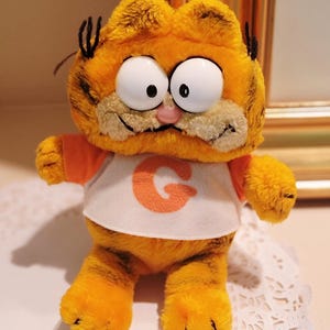 Vintage 1981 Garfield the Cat Plush 9&quot; Bean Bag Doll Stuffed Animal Wearing G Shirt Jersey