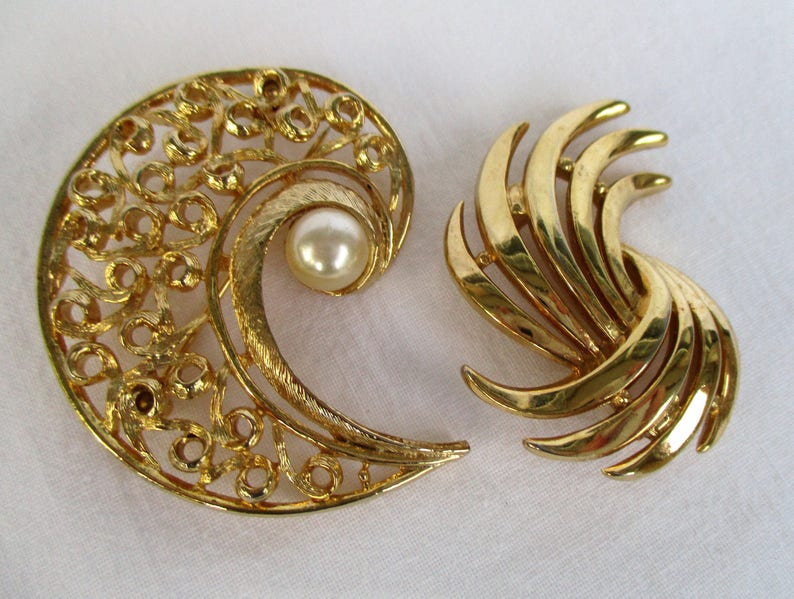 one marked Trifari Vintage Collection of 5 Brooches...Costume Goldtone Ruby Red Acrylic stone~Instant Jewelry Collection