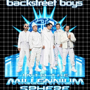 Puede incluir: Cinco personas vestidas de blanco están de pie en fila sobre un fondo de cuadrícula negra. Arriba, el texto dice "backstreet boys" y abajo, el texto dice "INTO THE MILLENNIUM SPHERE" con una esfera azul brillante detrás de ellos.