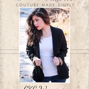 Op de afbeelding: Een vrouw draagt een zwarte blazer met luipaardprint manchetten, een wit tanktop en een blauwe jeans. De blazer heeft een shawlkraag en lange mouwen. De vrouw staat voor een wazige achtergrond. De tekst "CKC Patterns Couture Made Simple" staat bovenaan de afbeelding en de tekst "CKC Womens" staat onderaan de afbeelding.