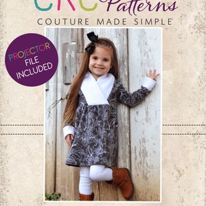 Puede incluir: Una niña con un vestido floral blanco y gris con cuello blanco y botas marrones. El vestido tiene un estampado floral blanco y gris. La niña está de pie frente a un fondo de madera blanco. El texto "CKC Patterns Couture Made Simple" está en la parte superior de la imagen. El texto "CKC Kids" está en la parte inferior de la imagen. Un círculo morado con el texto "Projector File Included" está en la esquina superior izquierda de la imagen.