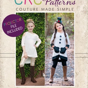 Könnte beinhalten: Zwei Mädchen tragen weiße Shirts und Leggings. Das Mädchen links trägt goldene Pailletten-Leggings und braune Stiefel. Das Mädchen rechts trägt schwarze Leggings und braune Stiefel. Der Text "CKC Patterns Couture Made Simple" befindet sich oben im Bild. Der Text "PROJECTOR FILE INCLUDED" befindet sich in einem lila Kreis oben links im Bild. Der Text "CKC Kids" befindet sich unten im Bild.