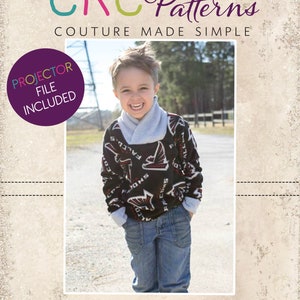 Puede incluir: Un niño pequeño con un suéter negro y rojo con una bufanda blanca y gris. El suéter tiene un patrón de pájaros y el texto "Falcons". El niño está de pie frente a un fondo borroso de árboles y una cerca. El texto "PROJECTOR FILE INCLUDED" está en un círculo en la parte superior izquierda de la imagen. El texto "CKC Patterns COUTURE MADE SIMPLE" está en la parte superior de la imagen. El texto "CKC Kids" está en la parte inferior de la imagen.
