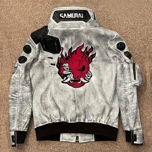 Cyberpunk 2077 Samurai V-inspirerad jacka | Vaxad cosplay-kappa med LED-krage och sliten look | Broderad spelkostym