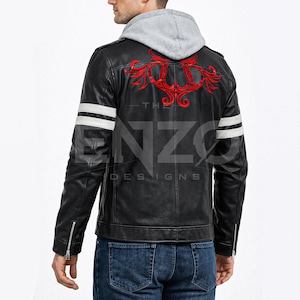 Puede incluir: Chaqueta de cuero negra con capucha gris y diseño bordado rojo en la espalda. Cuenta con rayas blancas en las mangas y el texto "ENZO DESIGNS". La chaqueta tiene cierre de cremallera.