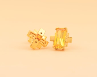 Pendientes asimétricos Zhongli Genshin Impact de plata de ley S925 bañados en oro con zafiro de laboratorio naranja y circonita cúbica amarilla. Diseño original.