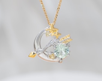Colgante del zodiaco Sagitario en plata de ley 925 bañada en oro con zafiro verde menta de laboratorio, diseño original.
