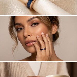 Könnte beinhalten: Roségoldener Ring mit dunkelblauer Einlage mit glitzernden Flecken. Der Ring wird in Nahaufnahmen gezeigt, unter anderem an einem Finger. Der Ring ist ein Schmuckstück.