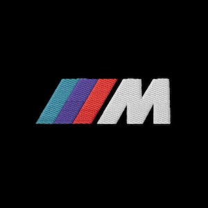Könnte beinhalten: Gesticktes BMW M Logo-Patch. Der Patch zeigt das ikonische M-Logo mit einem Design aus türkis-, lila- und roten Streifen und einem weißen "M" auf schwarzem Hintergrund. Geeignet für Kleidung und Accessoires.