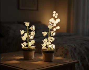 Lámpara de lirio de ganchillo hecha a mano – Luz nocturna LED en maceta de estilo cottagecore