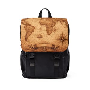 Puede incluir: Mochila negra con solapa con diseño de mapa del mundo vintage. El mapa es en tonos marrón y beige, con una rosa de los vientos y una ilustración de barco. La mochila tiene un asa superior y correas ajustables.