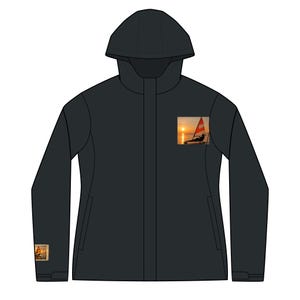 Op de afbeelding: Zwarte jas met capuchon, volledige ritssluiting en twee voorzakken. Een kleine rechthoekige patch op de borst toont een zonsondergang met een zeilboot. Een kleinere patch bevindt zich op de linkermouw.