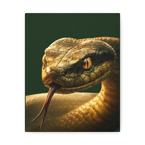 Può includere: Primo piano della testa di un serpente con la lingua biforcuta estesa. Il serpente ha squame marroni e beige e occhi dorati. Lo sfondo è verde scuro, creando contrasto. L'immagine è una stampa su tela.