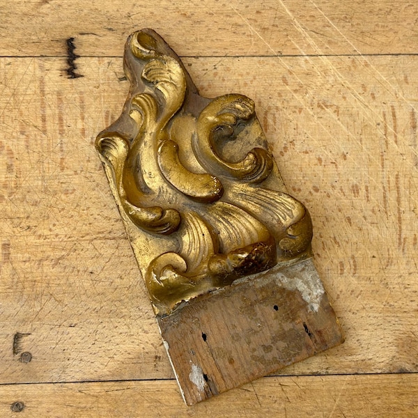 Ornement architectural ancien français en composition dorée - Élément de récupération architecturale rococo, objet décoratif de château du XIXe siècle