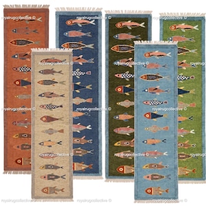 Könnte beinhalten: Eine Sammlung schmaler, rechteckiger Teppiche mit Fischmuster. Die Teppiche sind in verschiedenen Farben erhältlich, darunter Orange, Blau, Grün und Beige. Jeder Teppich hat ein sich wiederholendes Design von stilisierten Fischen mit dekorativen Details.