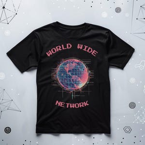 Könnte beinhalten: Ein schwarzes Kurzarm-T-Shirt mit einer zentralen Grafik eines Globus mit digitalem Raster-Overlay in Rosa- und Blautönen. Der Text "WORLD WIDE" ist in einer verpixelten rosa Schrift über dem Globus gedruckt, "NETWORK" befindet sich darunter.